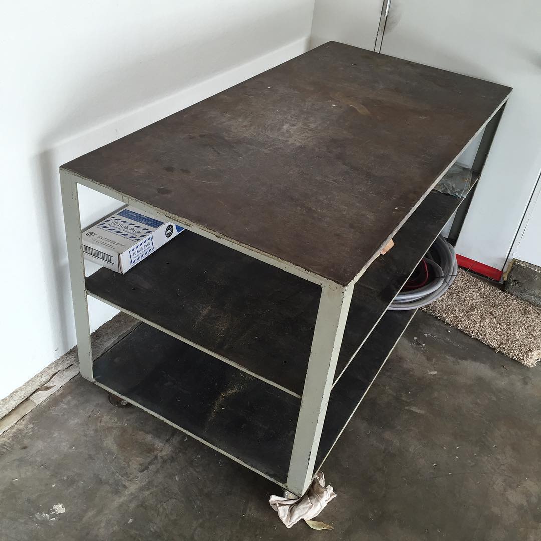 Старый металлический стол